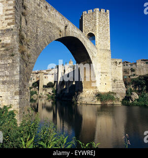 Medieval bridge, Besalu, Catalunya (Costa Brava), Spain, Europe Stock Photo