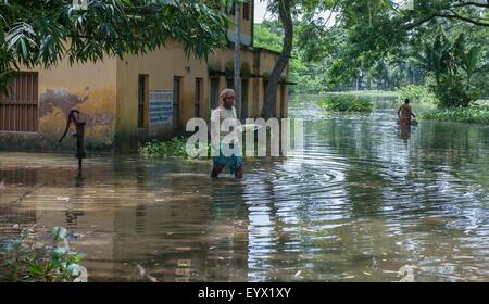 Kolkata, Indian state West Bengal. 4th Aug, 2015. Indian people collect drinking water from a water merged tube at Beri Gopalpur village, some 200 km away from Kolkata, capital of eastern Indian state West Bengal, Aug. 4, 2015. At least 215 people died of wall collapses, electrocution, landslide and drowning brought by heavy rain and accompanying floods in India over the past week, Home Ministry officials said Tuesday. Credit:  Tumpa Mondal/Xinhua/Alamy Live News Stock Photo