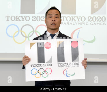 Tokyo, Japan. 5th Aug, 2015. Japanese designer Kenjiro Sano denies an alleged plagiarism during a news conference in Tokyo on Wednesday, August 5, 2015. Belgian designer Olivier Debie has claimed that the recently unveiled emblem Sano designed for the 2020 Tokyo Olympics resembles the logo Debie designed for a Belgian theater. Debie sent a letter to the International Olympic Committee and the Tokyo Olympics Organizing Committee seeking its retraction. Credit:  Natsuki Sakai/AFLO/Alamy Live News Stock Photo