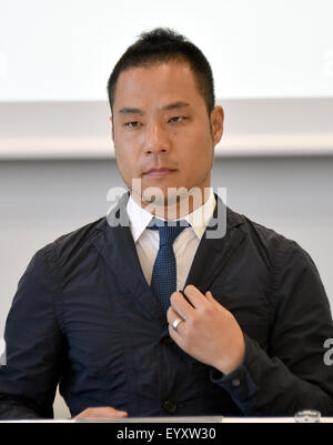 Tokyo, Japan. 5th Aug, 2015. Japanese designer Kenjiro Sano denies an alleged plagiarism during a news conference in Tokyo on Wednesday, August 5, 2015. Belgian designer Olivier Debie has claimed that the recently unveiled emblem Sano designed for the 2020 Tokyo Olympics resembles the logo Debie designed for a Belgian theater. Debie sent a letter to the International Olympic Committee and the Tokyo Olympics Organizing Committee seeking its retraction. Credit:  Natsuki Sakai/AFLO/Alamy Live News Stock Photo