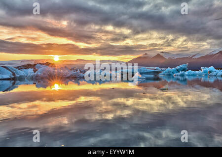 Joekulsarlon glacial lake at sunset, Iceland, Austurland, Kalfafellsstadur Stock Photo