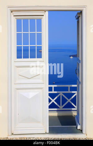 view through white door to the Mediterranean Sea, Greece, Cyclades, Santorin, Oia Stock Photo