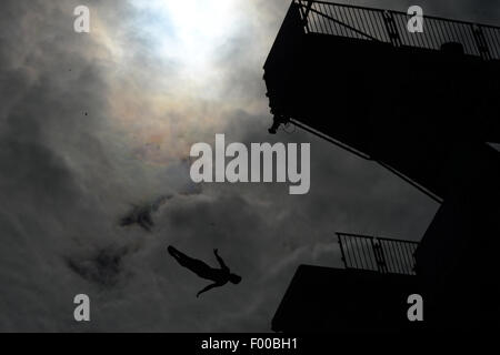 Kazan. 5th Aug, 2015. An athlete practices before men's high dive final at FINA World Championships in Kazan, Russia, Aug. 5, 2015 Credit:  Pavel Bednyakov/Xinhua/Alamy Live News Stock Photo