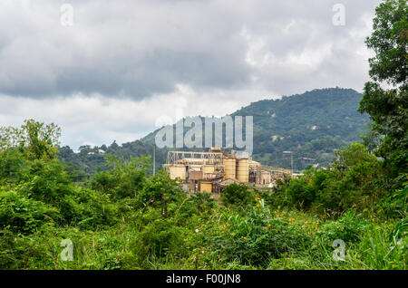 Obuasi in the Ashanti region of Ghana, a town built around the gold mines of Anglogold Ashanti: processing plant Stock Photo