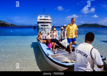 Passengers disembarking from the moored Blue Lagoon cruise ship, Nanuya LaiLai. Yasawa Islands. Fiji Stock Photo