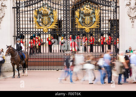 Tourists queue to watch the changeing of the guard at Buckingham Palace, London, UK. Stock Photo