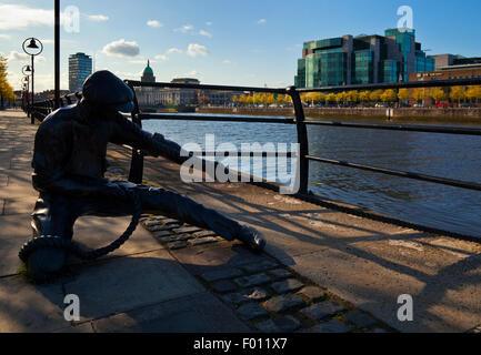 Sculpture of a Docker or Linesman on the regenerated River Liffey Quays, Dublin City, Ireland Stock Photo