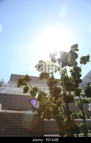 Tokyo, Japan. 5th Aug, 2015. The scorching sun shine in Tokyo's Ginza shopping district on August 5, 2015. Tokyo records 35 degrees Celsius (95 degrees Fahrenheit) for a record sixth straight day since July 31. Credit:  AFLO/Alamy Live News Stock Photo
