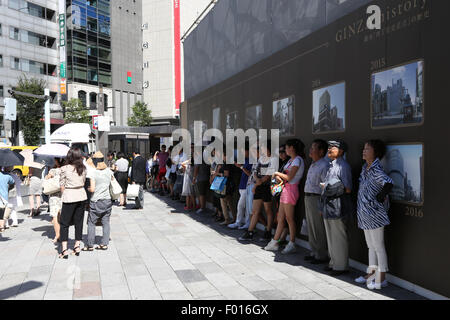 Tokyo, Japan. 5th Aug, 2015. People rest in Tokyo's Ginza shopping district under the scorching sun on August 5, 2015. Tokyo records 35 degrees Celsius (95 degrees Fahrenheit) for a record sixth straight day since July 31. Credit:  AFLO/Alamy Live News Stock Photo