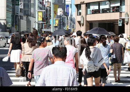 Tokyo, Japan. 5th Aug, 2015. People walk in Tokyo's Ginza shopping district under the scorching sun on August 5, 2015. Tokyo records 35 degrees Celsius (95 degrees Fahrenheit) for a record sixth straight day since July 31. Credit:  AFLO/Alamy Live News Stock Photo