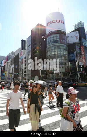 Tokyo, Japan. 5th Aug, 2015. People walk in Tokyo's Ginza shopping district under the scorching sun on August 5, 2015. Tokyo records 35 degrees Celsius (95 degrees Fahrenheit) for a record sixth straight day since July 31. Credit:  AFLO/Alamy Live News Stock Photo