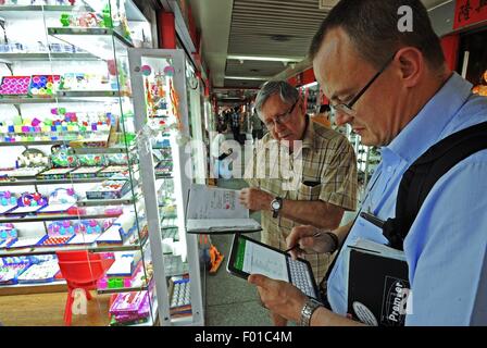 Yiwu, China's Zhejiang Province. 19th July, 2015. Merchants from South Africa check their shopping lists at Yiwu International Trading Mall, east China's Zhejiang Province, July 19, 2015. The trade volume of Yiwu's wholesale markets in the first half of 2015 reached 60.69 billion yuan (about 9.78 billion dollars), increasing by 21.5%. © Tan Jin/Xinhua/Alamy Live News Stock Photo