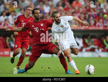 Munich, Germany. 5th Aug, 2015. Real Madrid's Isco (R) breaks through during the Audi Cup 2015 final between Bayern Munich and Real Madrid in Munich, Germany, on Aug. 5, 2015. Bayern Munich claimed the title with 1-0. Credit:  Philippe Ruiz/Xinhua/Alamy Live News Stock Photo