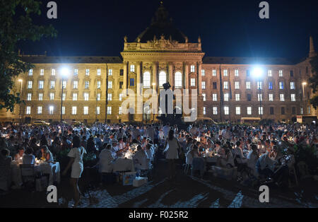Munich, Germany. 05th Aug, 2015. Participants dressed in white attend the event 'Dinner in White' at the Old Botanical Garden in Munich, Germany, 05 August 2015. Photo: FELIX HOERHAGER/dpa/Alamy Live News Stock Photo