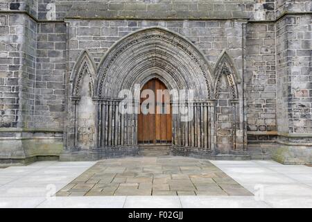 Decorative sandstone masonry surrounding wooden doors of Paisley Abbey, in Scotland, UK, Europe Stock Photo