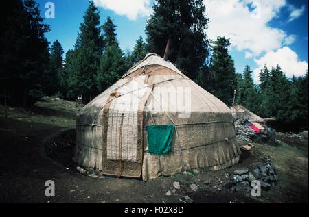 Yurt (home of the nomadic peoples of Asia) Kazakh, in the vicinity of Heaven Lake or Lake Tianchi (UNESCO World Heritage List, 1990), Sinkiang or Xinjiang, Henan, China. Stock Photo