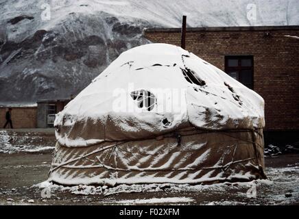 Yurt (home of the nomadic peoples of Asia) covered with snow, Sinkiang or Xinjiang, China. Stock Photo