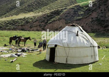 Yurt (home of the nomadic peoples of Asia) in the vicinity of Lake Issik Kul or Ysykkol, Kyrgyzstan. Stock Photo