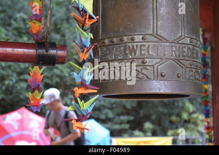 Berlin, Germany. 6th Aug, 2015. The decorated Friedensglocke (peace bell), pictured during a remembrance event on the 70th anniversary of the atomic bombing of Hiroshima and Nagasaki, in Volkspark Friedrichshain park in Berlin, Germany, 6 August 2015. PHOTO: RAINER JENSEN/DPA/Alamy Live News Stock Photo