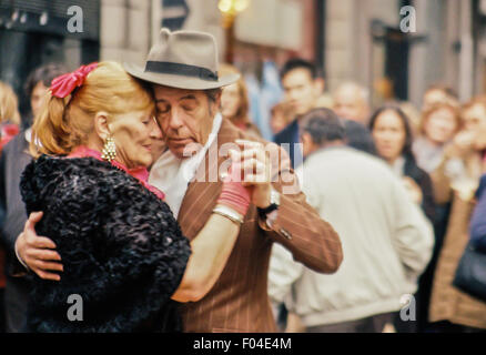 Old tango dancers dancing in Plaza Dorrego, Buenos Aires Stock Photo