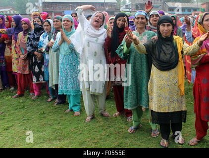 Srinagar, Indian-controlled Kashmir. 7th Apr, 2021. People work at 