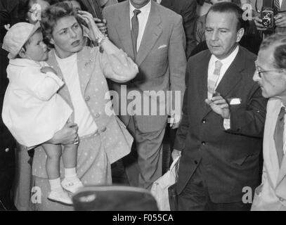 Bergman, Ingrid, 29.8.1915 - 29.8.1982, Swedish actress, half length, with daughter Isotta Ingrid, 2nd husband Roberto Rossellini, central station, Munich, 1954, Stock Photo