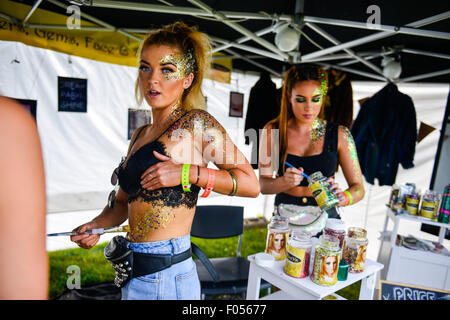 Newquay, Cornwall, UK. 07th Aug, 2015. Wish upon a star body art and face painting get every one sparkly at the festival. The Crowds start to arrive at Boardmasters 2015 music Festival - Friday. Credit:  CAMERAFIRM/Alamy Live News Stock Photo