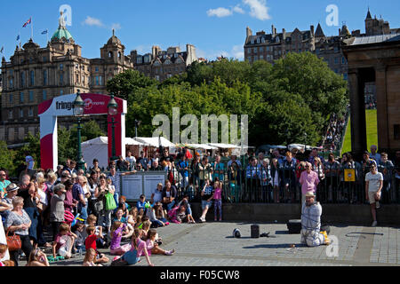 Edinburgh, Scotland, UK. 7th Aug, 2015. UK Weather: visitors and residents enjoy sunshine on the first day of the Edinburgh Fringe Festival at the Mound and in Princes Street Gardens East as temperatures reach around 22C and this is expected to continue across most of Scotland over the weekend. Stock Photo