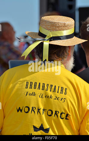 Broadstairs, Kent, UK. 7th August. The first day of the 50th annual Broadstairs Folk Week begins wih performances at the seafront bandstand at 3pm. A helper Credit:  PjrNews/Alamy Live News Stock Photo