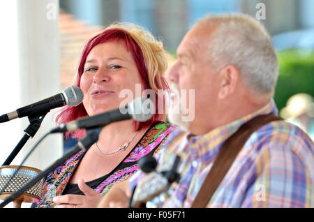 Broadstairs, Kent, UK. 7th August. The first day of the 50th annual Broadstairs Folk Week begins wih performances at the seafront bandstand at 3pm. Sally Ironmonger and husband Brian Carter perform Credit:  PjrNews/Alamy Live News Stock Photo
