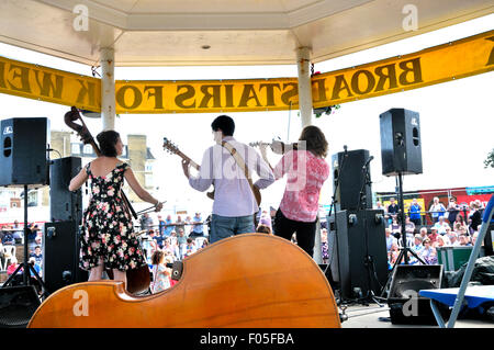 Broadstairs, Kent, UK. 7th August. The first day of the 50th annual Broadstairs Folk Week begins wih performances at the seafront bandstand at 3pm. The String Contigent play Credit:  PjrNews/Alamy Live News Stock Photo