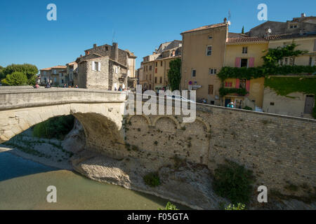 1st Century AD Roman Bridge spanning the river Ouveze at Vaison la Romaine in the Vaucluse, Provence Alpes Cote d’Azur region Stock Photo