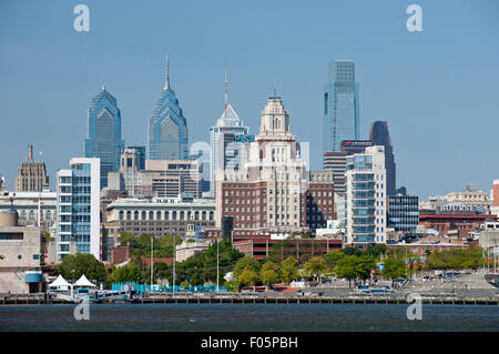 2010 HISTORICAL DOWNTOWN SKYLINE DELAWARE RIVER PHILADELPHIA PENNSYLVANIA USA Stock Photo