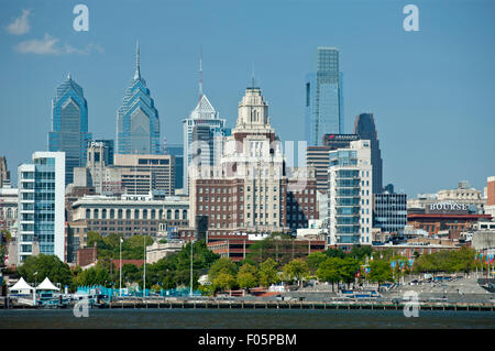 2010 HISTORICAL DOWNTOWN SKYLINE DELAWARE RIVER PHILADELPHIA PENNSYLVANIA USA Stock Photo