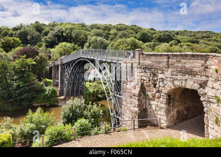 Abraham Darby's Iron Bridge, the first cast iron bridge, crossing the gorge of the River Severn at Ironbridge, Shropshire... Stock Photo