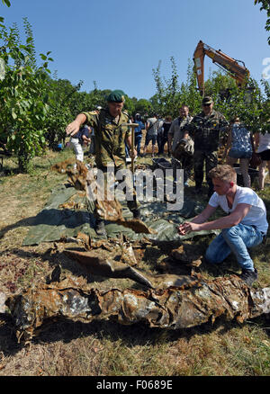 Ottersweier, Germany. 8th Aug, 2015. Helpers and soldiers look at the remains after the excavation of the American fighter bomber 'Thunderbolt P-47' in Ottersweier, Germany, 8 August 2015. The plane crashed close to the town 14 February 1945, its 25 year old French pilot Antoine Allard died. Photo: PATRICK SEEGER/dpa/Alamy Live News Stock Photo