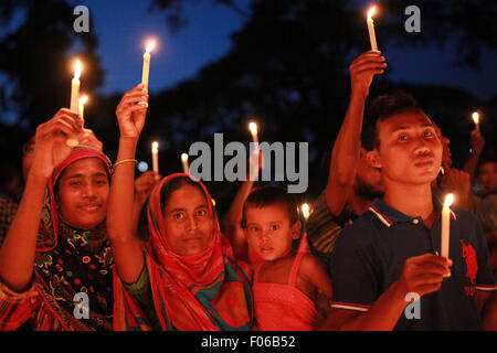 Dhaka, Bangladesh. 8th Aug, 2015. Thousands of candles are lit at the Central Shahid Minar in Dhaka on August 8, 2015 to celebrate the International Day of the World&#039;s Indigenous People 2015. Credit:  Zakir Hossain Chowdhury/ZUMA Wire/Alamy Live News Stock Photo