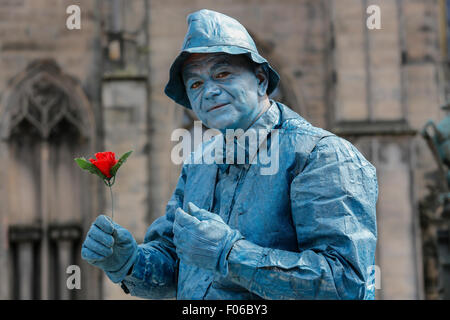 Edinburgh, Scotland, UK. 8th Aug, 2015. On the first Saturday of the Edinburgh Fringe, visitors to Edinburgh were treated to the annual free street entertainment with tasters from the many shows. Many actors and entertainers are from all around the world and have collected in Edinburgh for the Fringe Festival which lasts until 30 August Credit:  Findlay/Alamy Live News Stock Photo