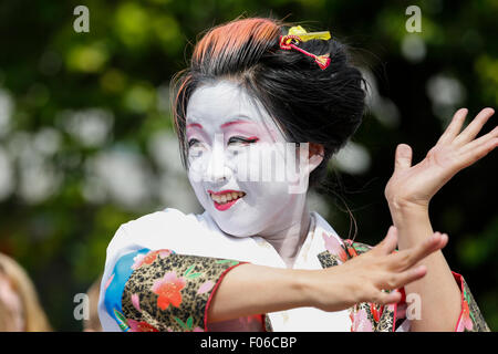 Edinburgh, Scotland, UK. 8th Aug, 2015. On the first Saturday of the Edinburgh Fringe, visitors to Edinburgh were treated to the annual free street entertainment with tasters from the many shows. Many actors and entertainers are from all around the world and have collected in Edinburgh for the Fringe Festival which lasts until 30 August Credit:  Findlay/Alamy Live News Stock Photo