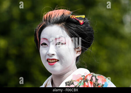 Edinburgh, Scotland, UK. 8th Aug, 2015. On the first Saturday of the Edinburgh Fringe, visitors to Edinburgh were treated to the annual free street entertainment with tasters from the many shows. Many actors and entertainers are from all around the world and have collected in Edinburgh for the Fringe Festival which lasts until 30 August Credit:  Findlay/Alamy Live News Stock Photo