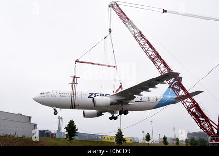 An Airbus A 300 is lifted onto a parking area using a 60-metre-high crane at Cologne/Bonn Airport, Germany, 8 August 2015. The Airbus A300 ZERO-G was used by the German Aerospace Center (DLR) as a parabolic flight aircraft to simulate zero gravity, until 2014. From autumn it will be used as an interactive museum aircraft. PHOTO: HORST GALUSCHKA - NO WIRE SERVICE - Stock Photo