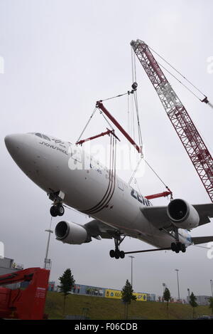 An Airbus A 300 is lifted onto a parking area using a 60-metre-high crane at Cologne/Bonn Airport, Germany, 8 August 2015. The Airbus A300 ZERO-G was used by the German Aerospace Center (DLR) as a parabolic flight aircraft to simulate zero gravity, until 2014. From autumn it will be used as an interactive museum aircraft. PHOTO: HORST GALUSCHKA - NO WIRE SERVICE - Stock Photo