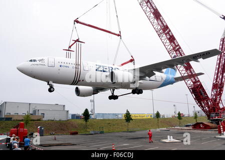 An Airbus A 300 is lifted onto a parking area using a 60-metre-high crane at Cologne/Bonn Airport, Germany, 8 August 2015. The Airbus A300 ZERO-G was used by the German Aerospace Center (DLR) as a parabolic flight aircraft to simulate zero gravity, until 2014. From autumn it will be used as an interactive museum aircraft. PHOTO: HORST GALUSCHKA - NO WIRE SERVICE - Stock Photo