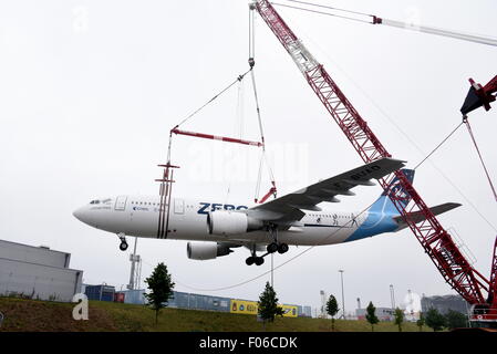 An Airbus A 300 is lifted onto a parking area using a 60-metre-high crane at Cologne/Bonn Airport, Germany, 8 August 2015. The Airbus A300 ZERO-G was used by the German Aerospace Center (DLR) as a parabolic flight aircraft to simulate zero gravity, until 2014. From autumn it will be used as an interactive museum aircraft. PHOTO: HORST GALUSCHKA - NO WIRE SERVICE - Stock Photo