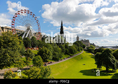 Edinburgh, Scotland, UK. 8th Aug, 2015. On the first Saturday of the Edinburgh Fringe, visitors to Edinburgh were treated to the annual free street entertainment with tasters from the many shows. Many actors and entertainers are from all around the world and have collected in Edinburgh for the Fringe Festival which lasts until 30 August Credit:  Findlay/Alamy Live News Stock Photo