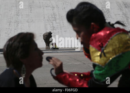 Sao Paulo, Aug. 8. 6th Aug, 1825. Women of the Bolivian community in Sao Paulo make up next to Simon Bolivar statue while preparing to take part in the celebration for the 190th anniversary of the Independence of Bolivia, at Latin American Memorial in Sao Paulo, Brazil, on Aug. 8, 2015. The independence of the Republic of Bolivia was proclamed on Aug. 6, 1825. The population of Bolivians living in Sao Paulo city is estimated to be more than 300,000. © Rahel Patrasso/Xinhua/Alamy Live News Stock Photo