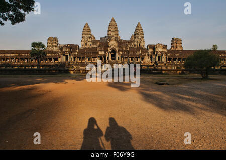 Shadow of a couple in the ruins of Angkor Wat in Cambodia Stock Photo