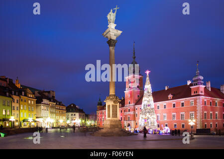 Old Town in Warsaw, Poland by night, King Sigismund III Vasa Column (Polish: Kolumna Zygmunta) and Royal Castle in the Old Town Stock Photo