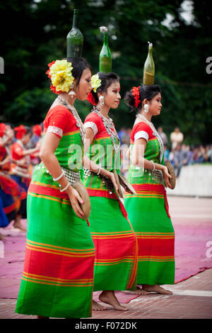 Dhaka, Bangladesh. 9th August, 2015. Bangladeshi indigenous women ...