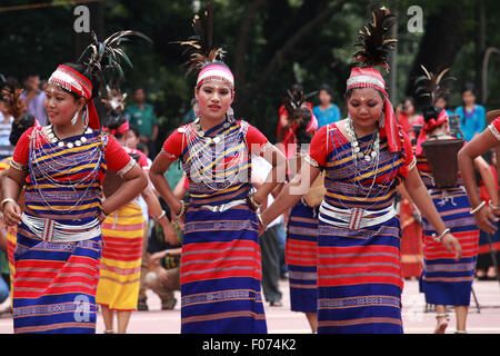 Dhaka, Bangladesh. 9th August, 2015. Bangladeshi indigenous women perform a traditional dance to mark the World Indigenous Peoples Day at the central Shaheed Minar, in Dhaka in 09 August 2015. Over 50 different indigenous societies live in Bangladesh, scattered around country. Among them, their female members are perhaps some of the people most excluded from the rest of society, in terms of education, health care and government resources. This year United Ntions make slogan for ths day is 'Ensuring indigenous peoples' health and well-being'. Credit:  zakir hossain chowdhury zakir/Alamy Live Ne Stock Photo